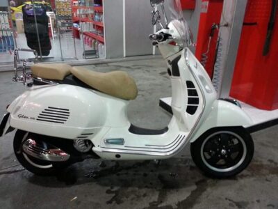 Εκλάπη PIAGGIO VESPA GTS 300 πινακίδα ΤΖΧ894 χρώμα λευκό με μπαγκαζιέρα λευκή ,παρμπριζ, και διπλή σέλα καφέ-μουσταρδί Μηχανή- Μενεκράτους 100