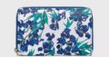 Κλάπηκε πορτοφόλι λευκό με μπλε λουλούδια. Κέντρο Θεσσαλονίκης. Περιέχει ταυτότητα, δίπλωμα οδήγησης, κάρτες τραπέζης, μετρητά. Πορτοφόλι- Θεσσαλονίκη